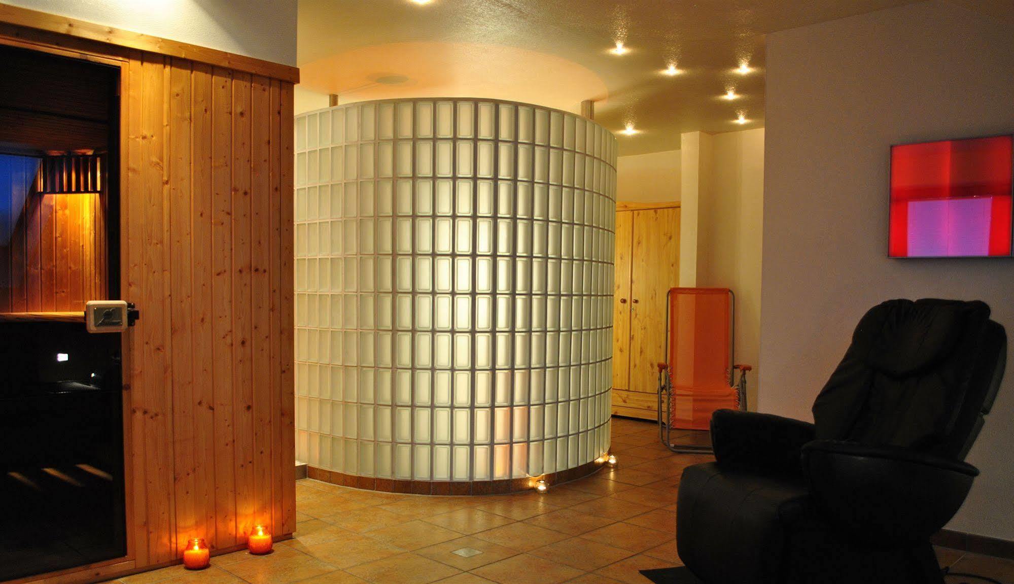 Hotel Hellers Twenty Four I -24H-Check-In- Friedrichshafen Exteriör bild
